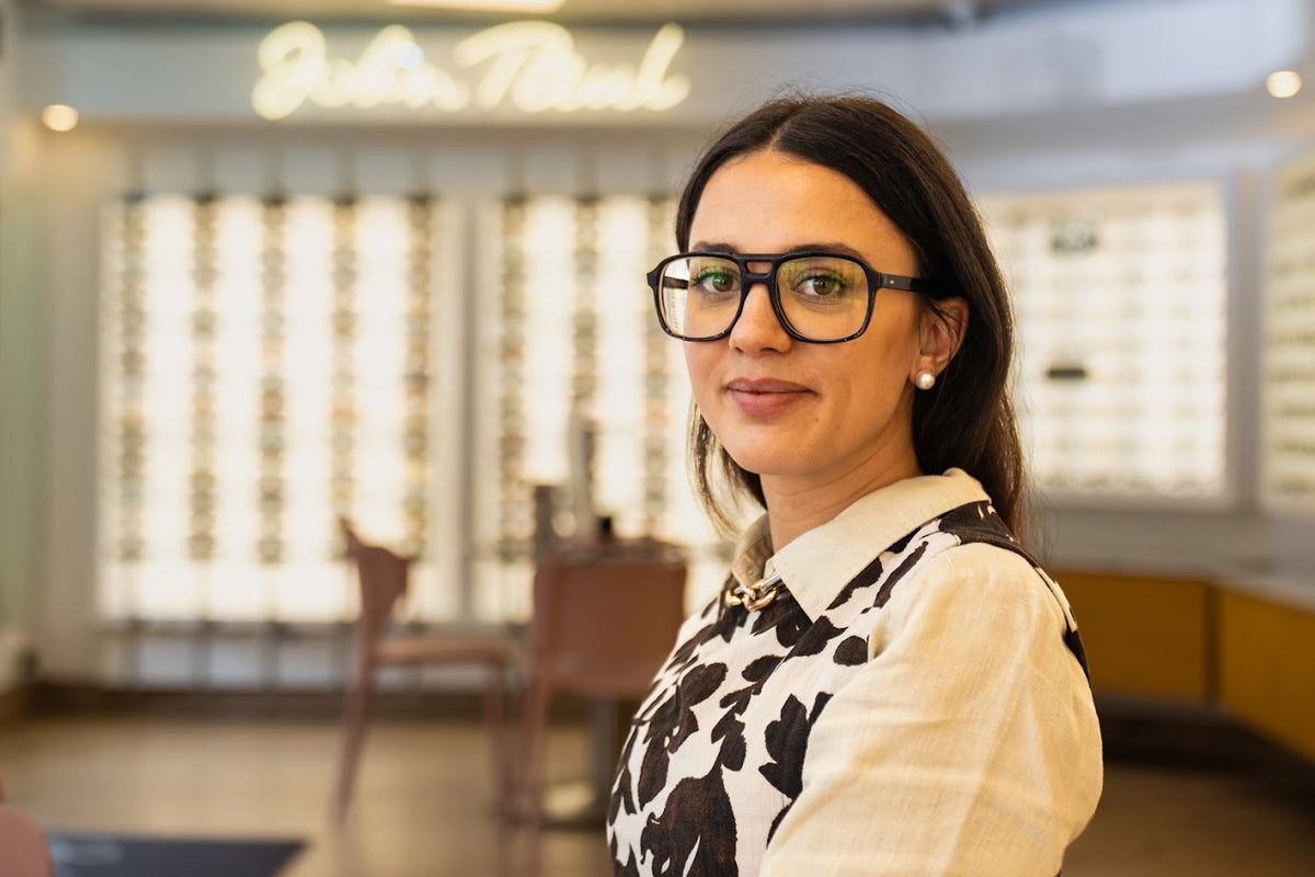 Opticienne dans la boutique John Paul Optique de Paris 10e