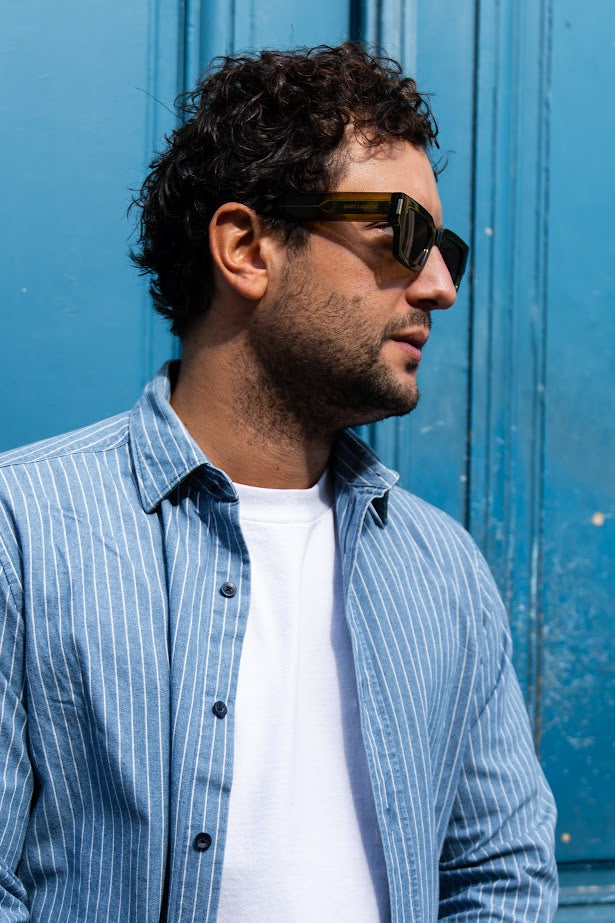 Homme portant des lunettes de soleil Saint Laurent – John Paul Optique