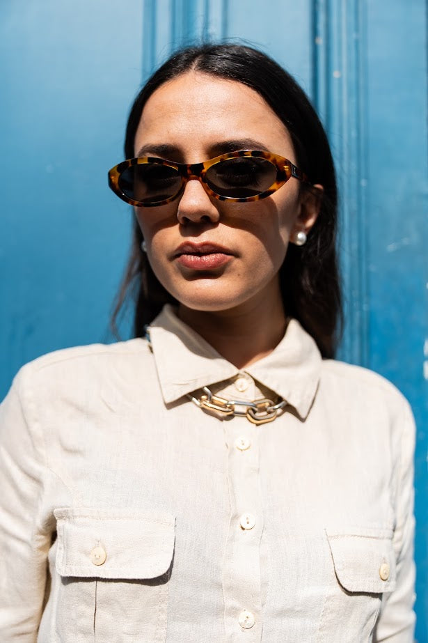 Femme portant des lunettes de soleil ovales écaille – John Paul Optique