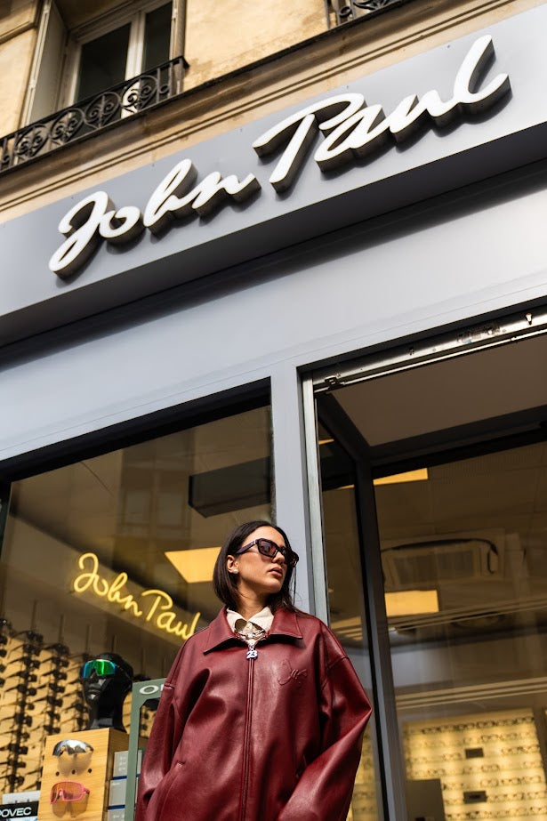 Lunettes de soleil devant la boutique John Paul Optique, rue La Fayette, Paris 10e