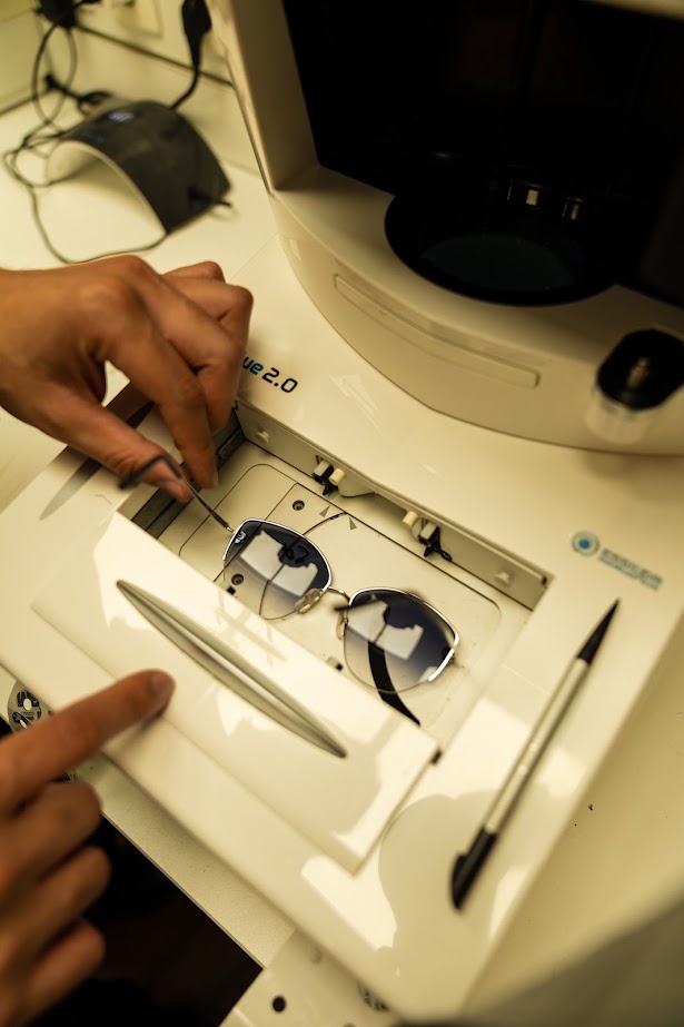 Montage des verres dans l'atelier de la boutique John Paul Optique de Paris