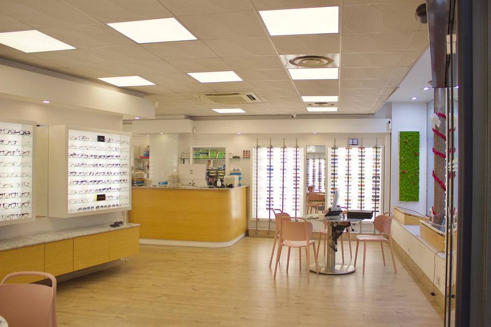 Intérieur de la boutique John Paul Optique, 159 rue La Fayette, Paris 10e