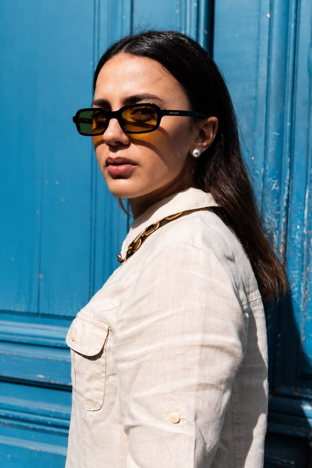 Femme portant des lunettes de soleil aux verres jaunes – John Paul Optique