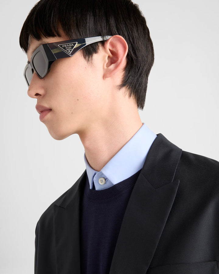 Lunettes de soleil ornées du logo triangulaire