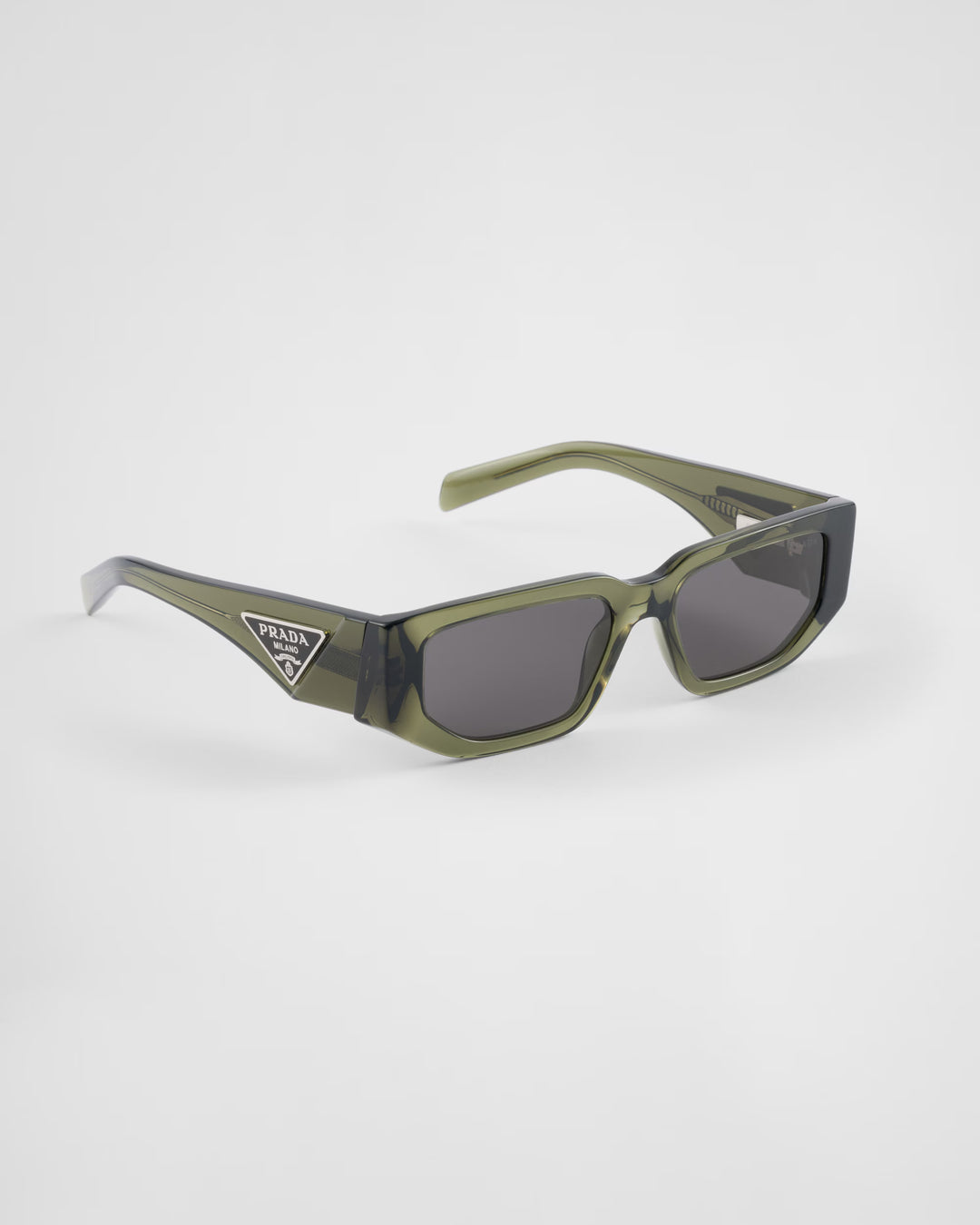 Lunettes de soleil ornées du logo triangulaire