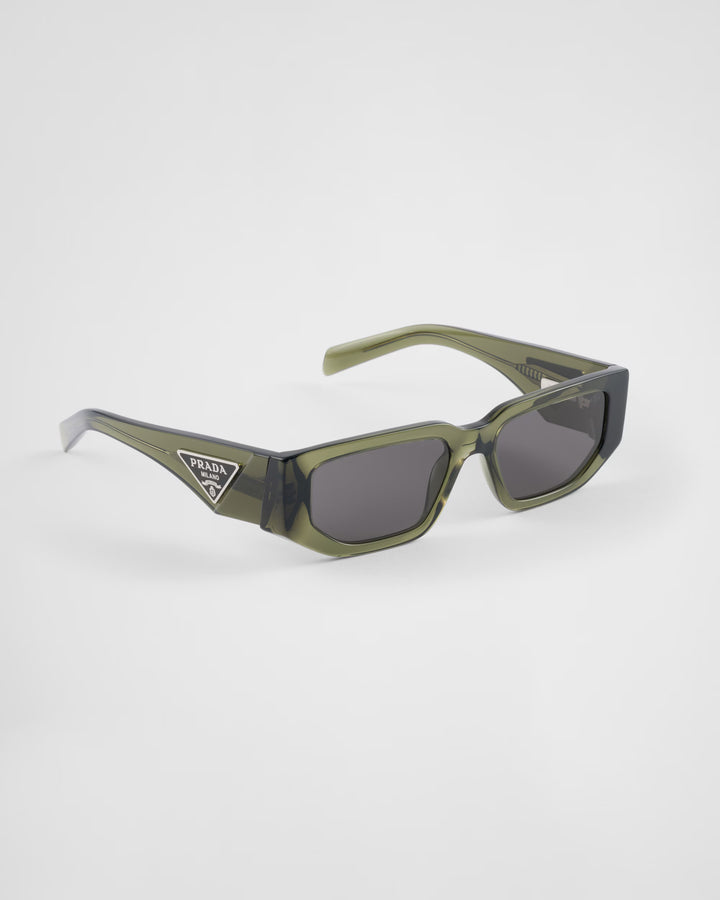 Lunettes de soleil ornées du logo triangulaire