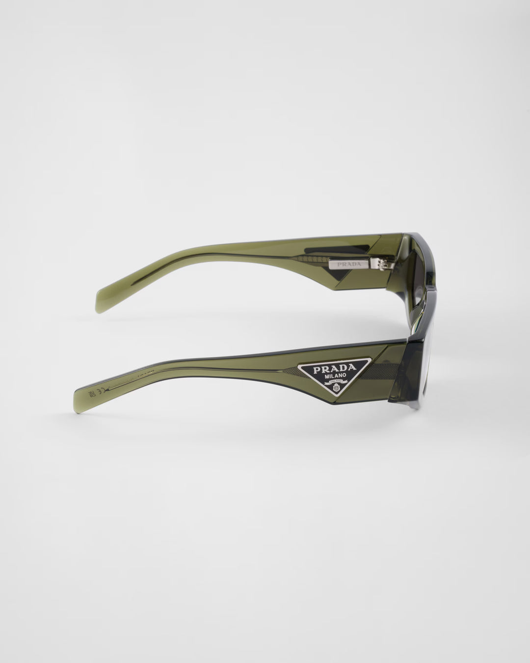 Lunettes de soleil ornées du logo triangulaire