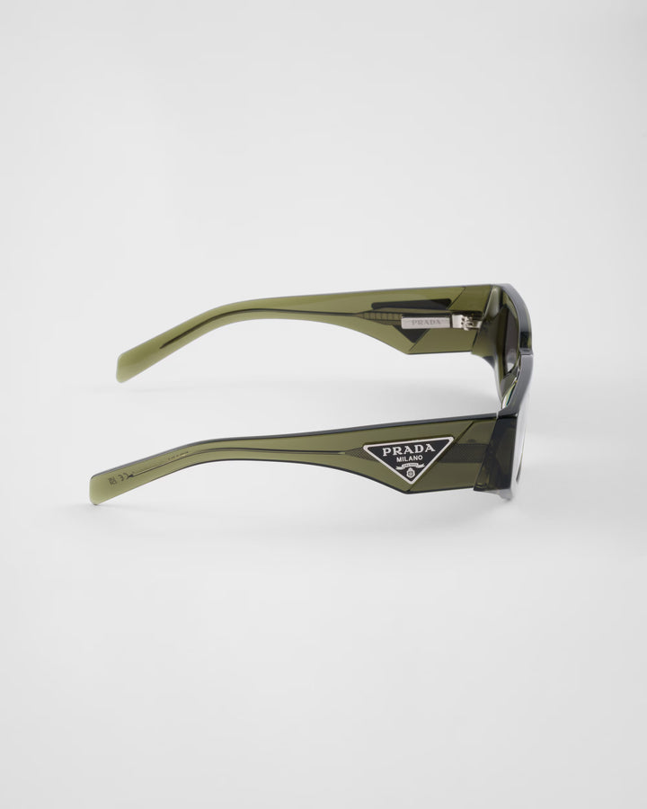 Lunettes de soleil ornées du logo triangulaire