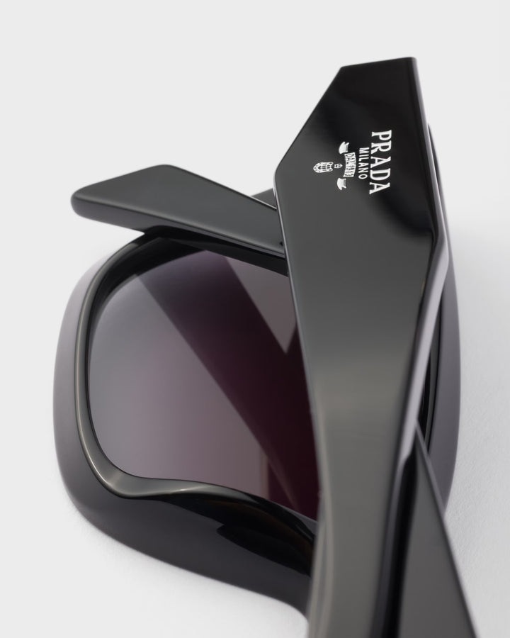 Lunettes de soleil ornées du logo Prada