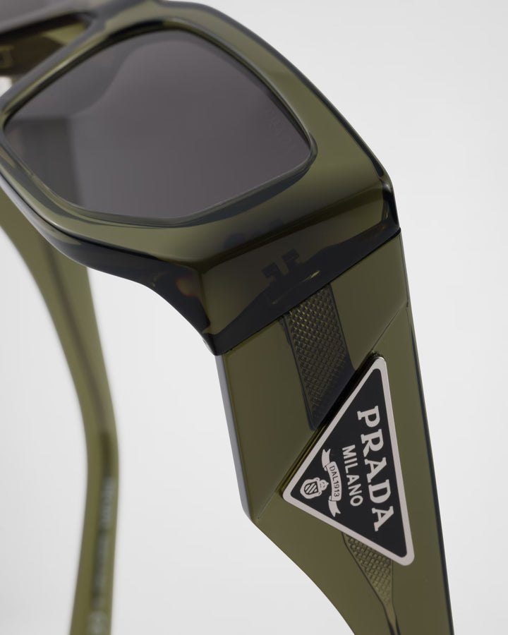 Lunettes de soleil ornées du logo triangulaire
